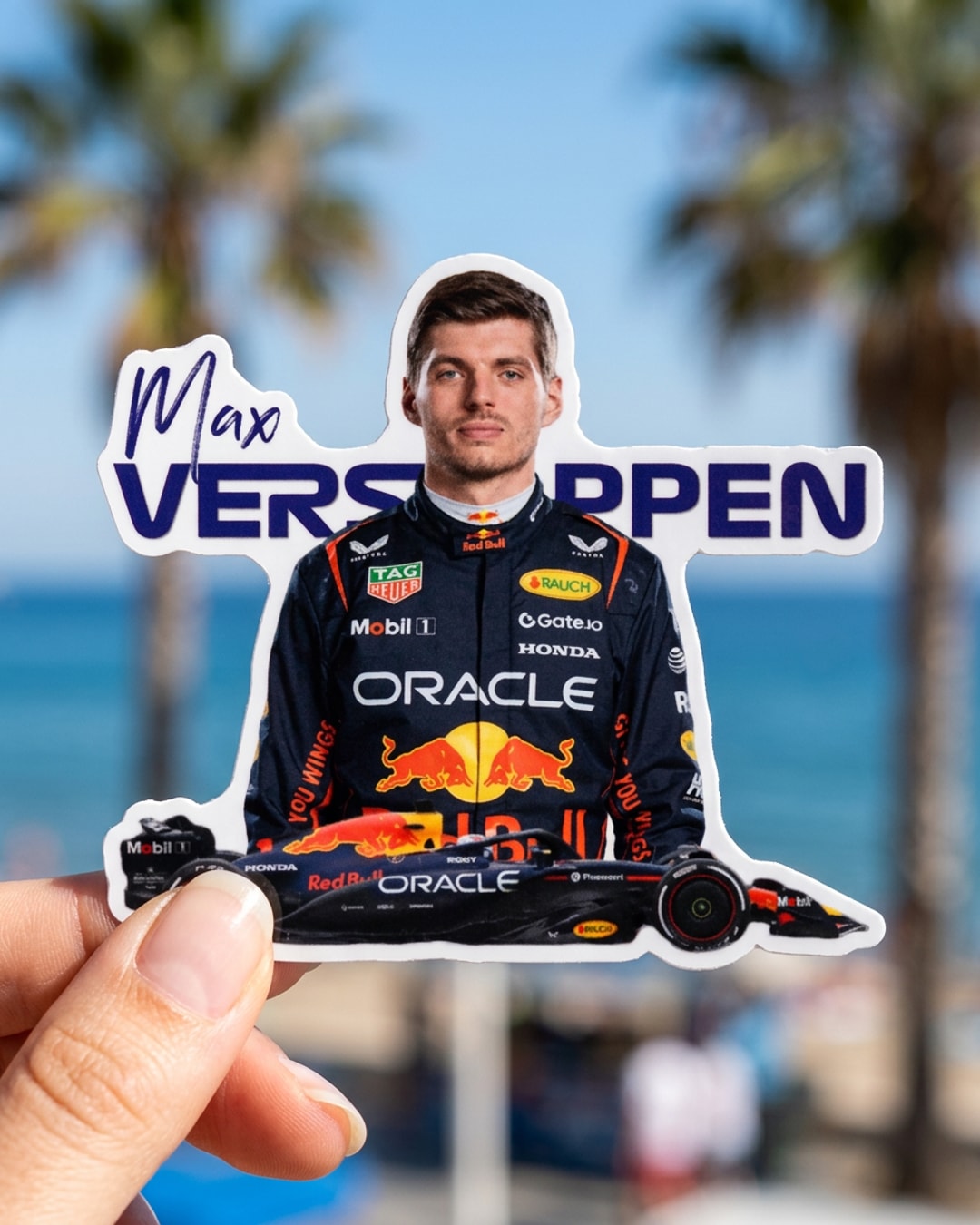 Pegatina Max Verstappen con nombre y coche de F1 sostenida en la mano, a tamaño real