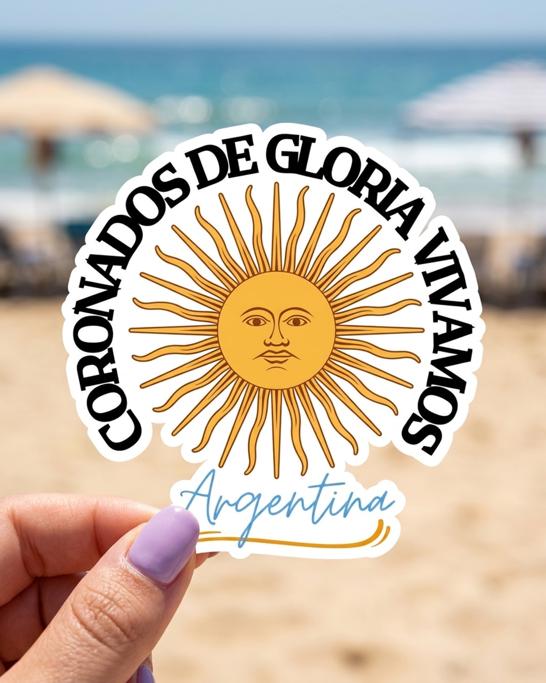 Pegatina Sol de Mayo Coronados de Gloria Vivamos sostenida en la mano, a tamaño real