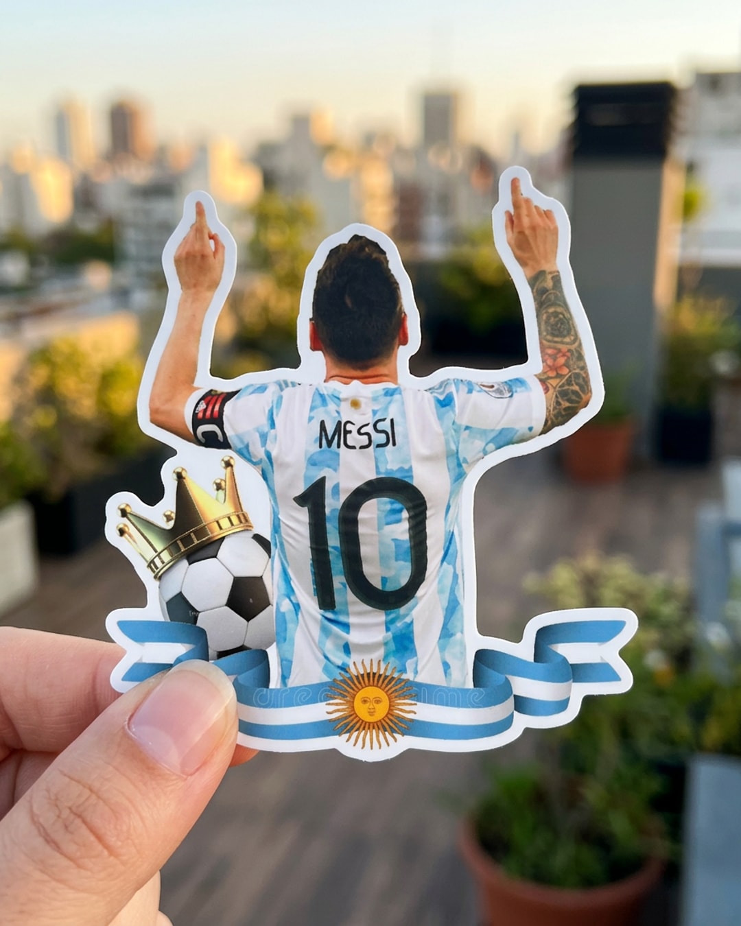 Pegatina Messi de espaldas con el 10 y bandera argentina sostenida en la mano, a tamaño real