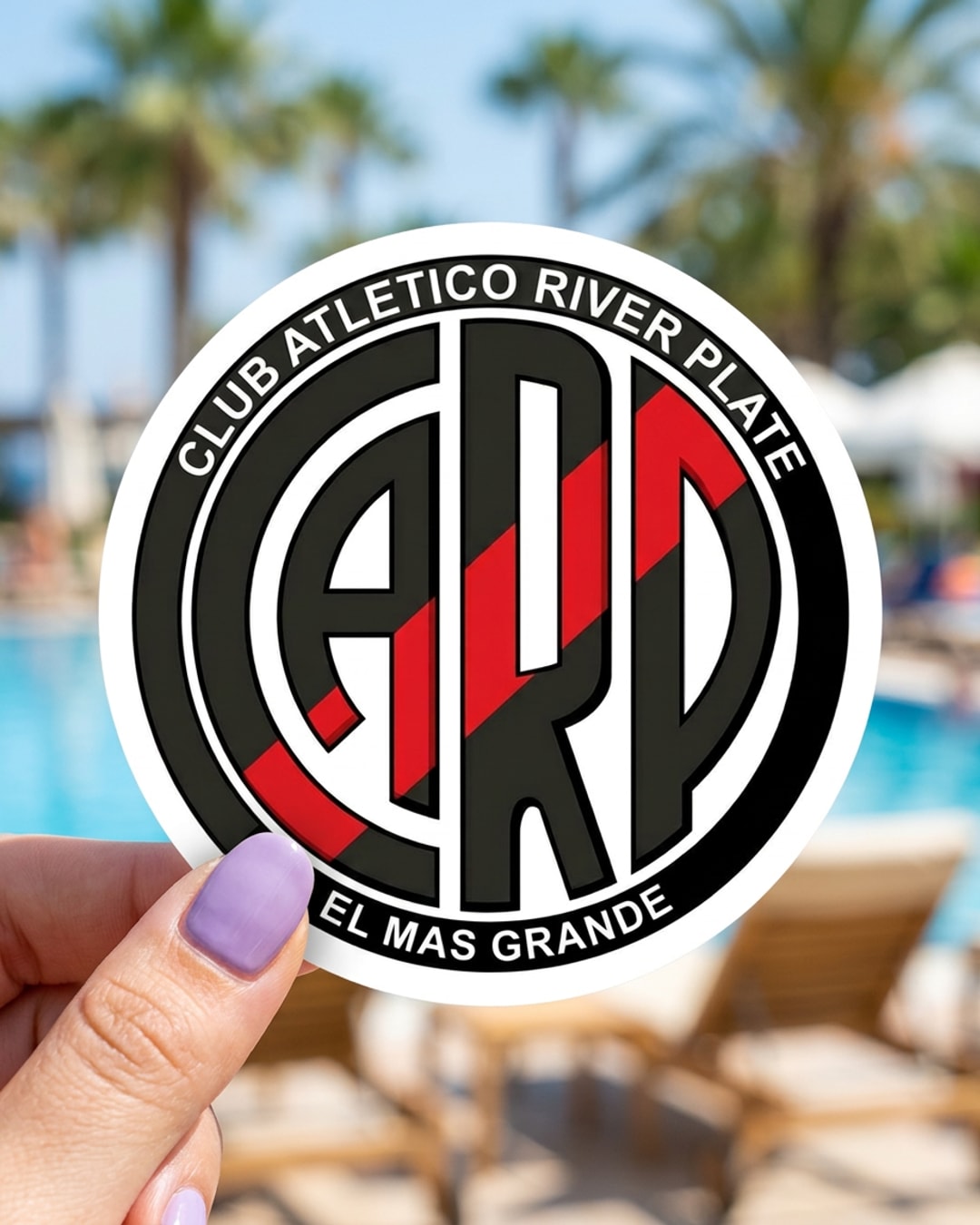 Pegatina Escudo de River Plate El Más Grande sostenida en la mano, a tamaño real