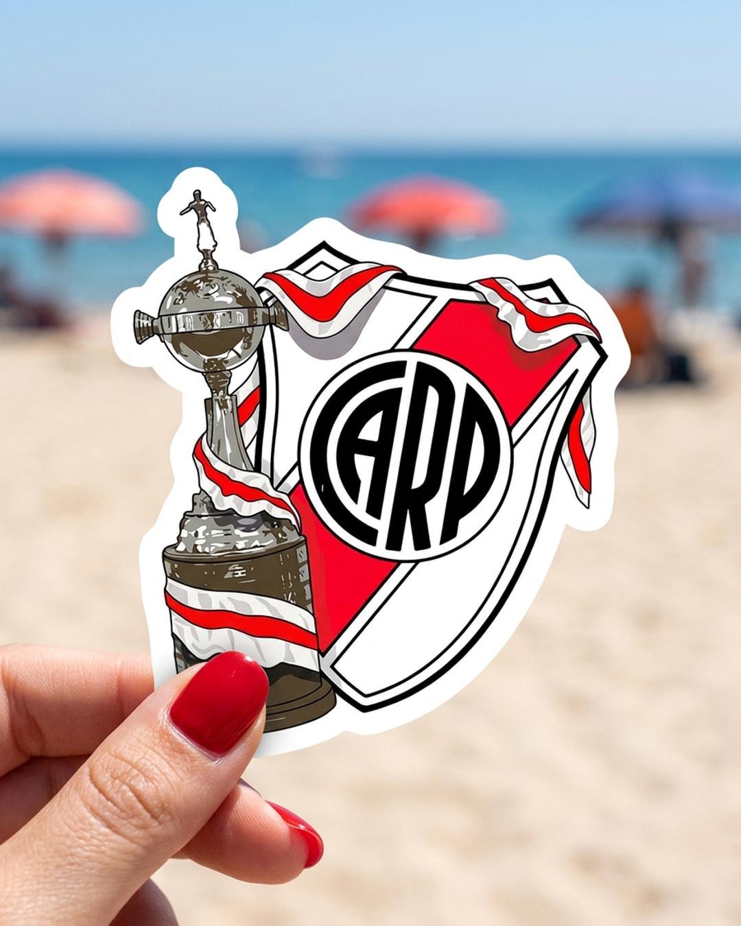 Pegatina Escudo de River Plate con Copa Libertadores sostenida en la mano, a tamaño real