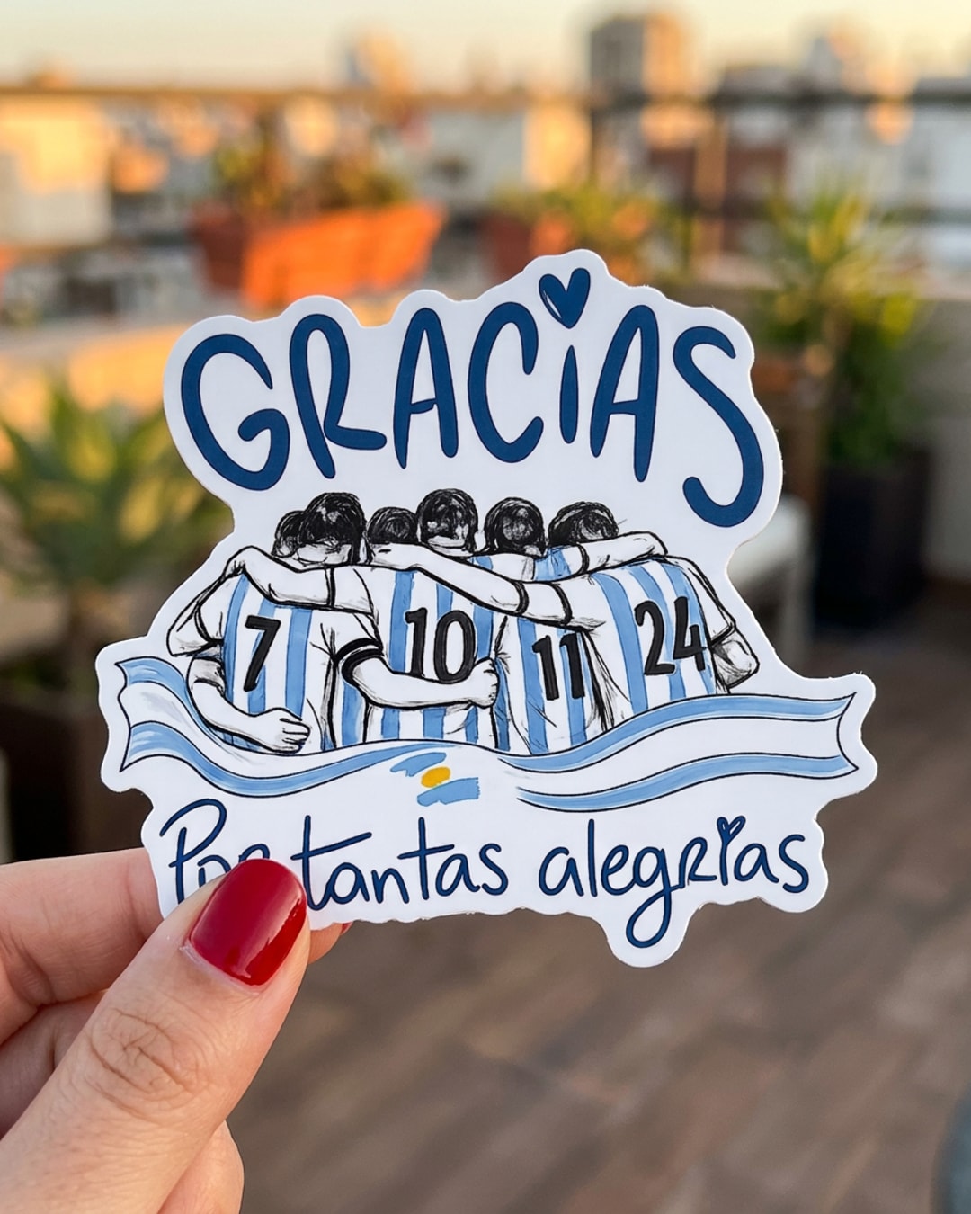 Pegatina Selección Argentina Gracias por tantas alegrías sostenida en la mano, a tamaño real