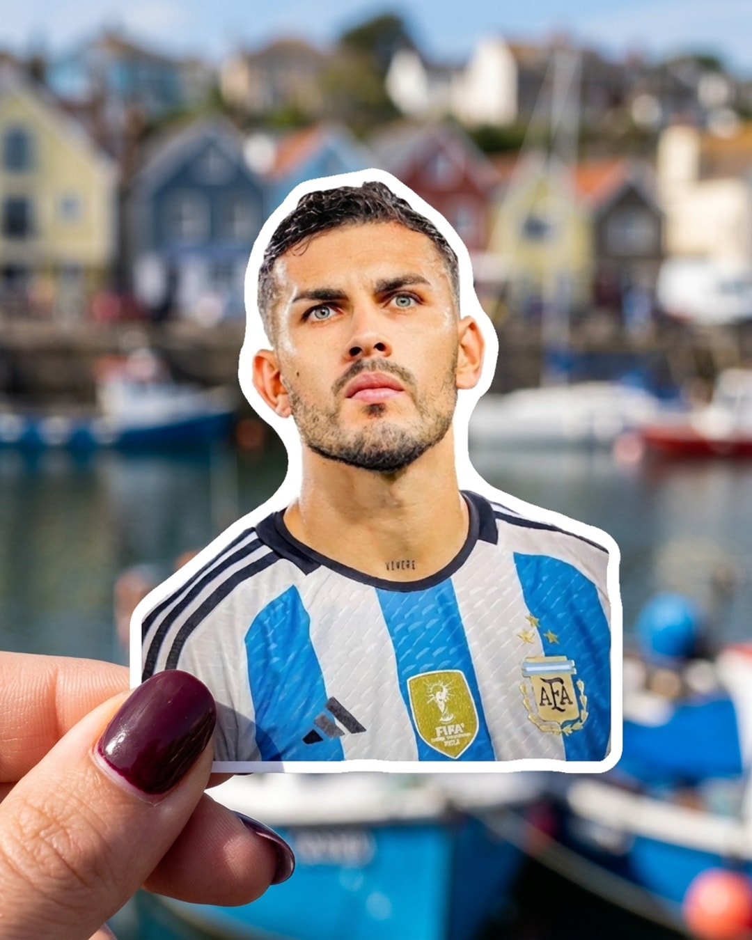 Pegatina Leandro Paredes Selección Argentina sostenida en la mano, a tamaño real
