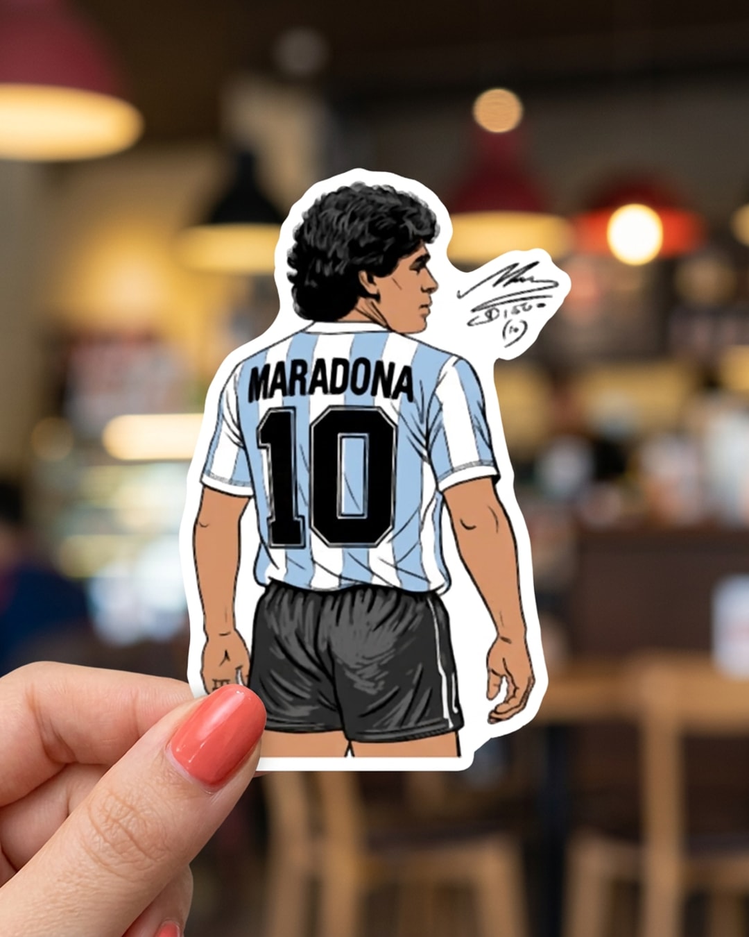 Pegatina Maradona de espaldas con dorsal 10 de Argentina sostenida en la mano, a tamaño real