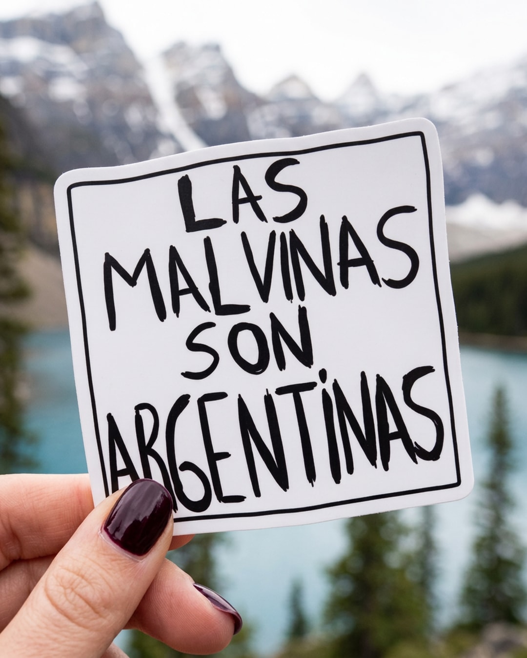 Pegatina Las Malvinas son Argentinas sostenida en la mano, a tamaño real