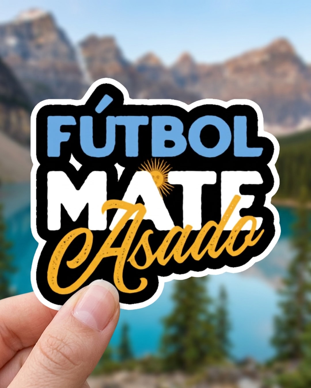 Pegatina Fútbol Mate Asado con colores de Argentina sostenida en la mano, a tamaño real