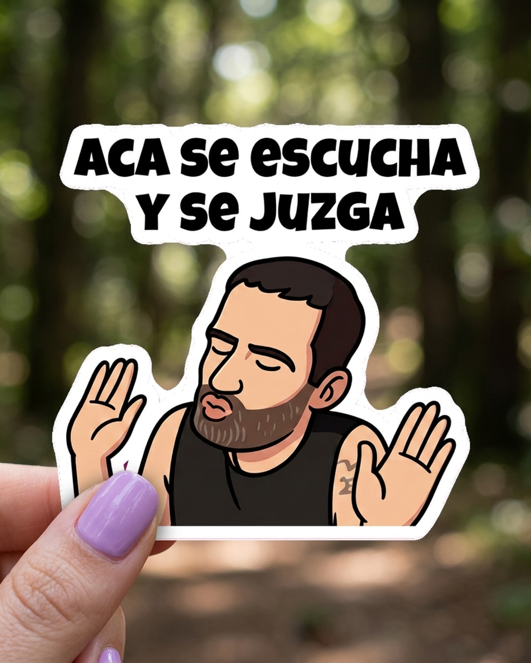 Pegatina Acá se escucha y se juzga sostenida en la mano, a tamaño real