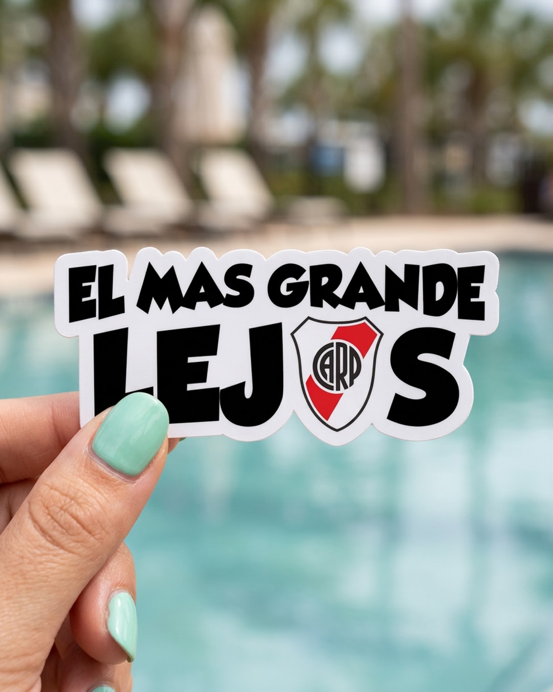 Pegatina El Más Grande Lejos Escudo River Plate sostenida en la mano, a tamaño real