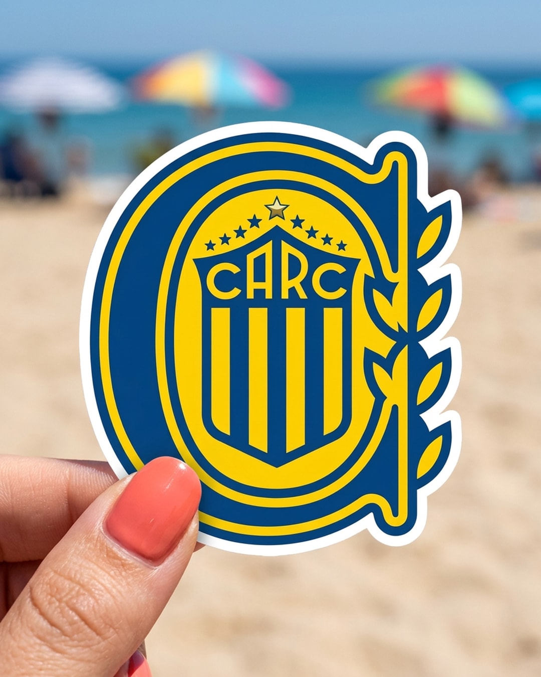 Pegatina Escudo de Rosario Central CARC sostenida en la mano, a tamaño real