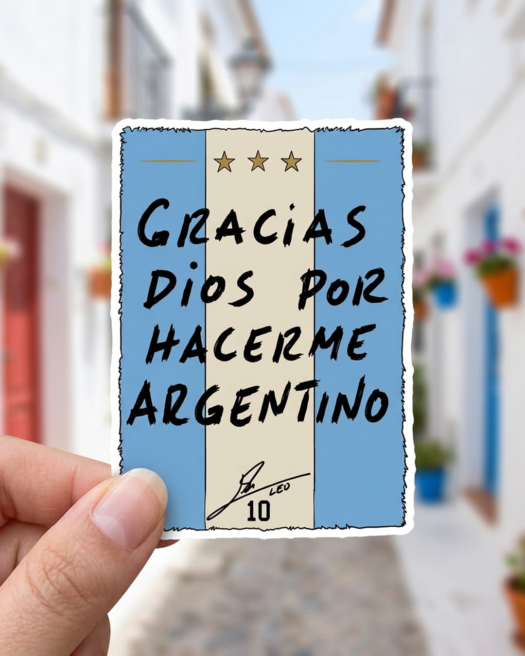 Pegatina Gracias Dios por hacerme argentino Leo 10 sostenida en la mano, a tamaño real