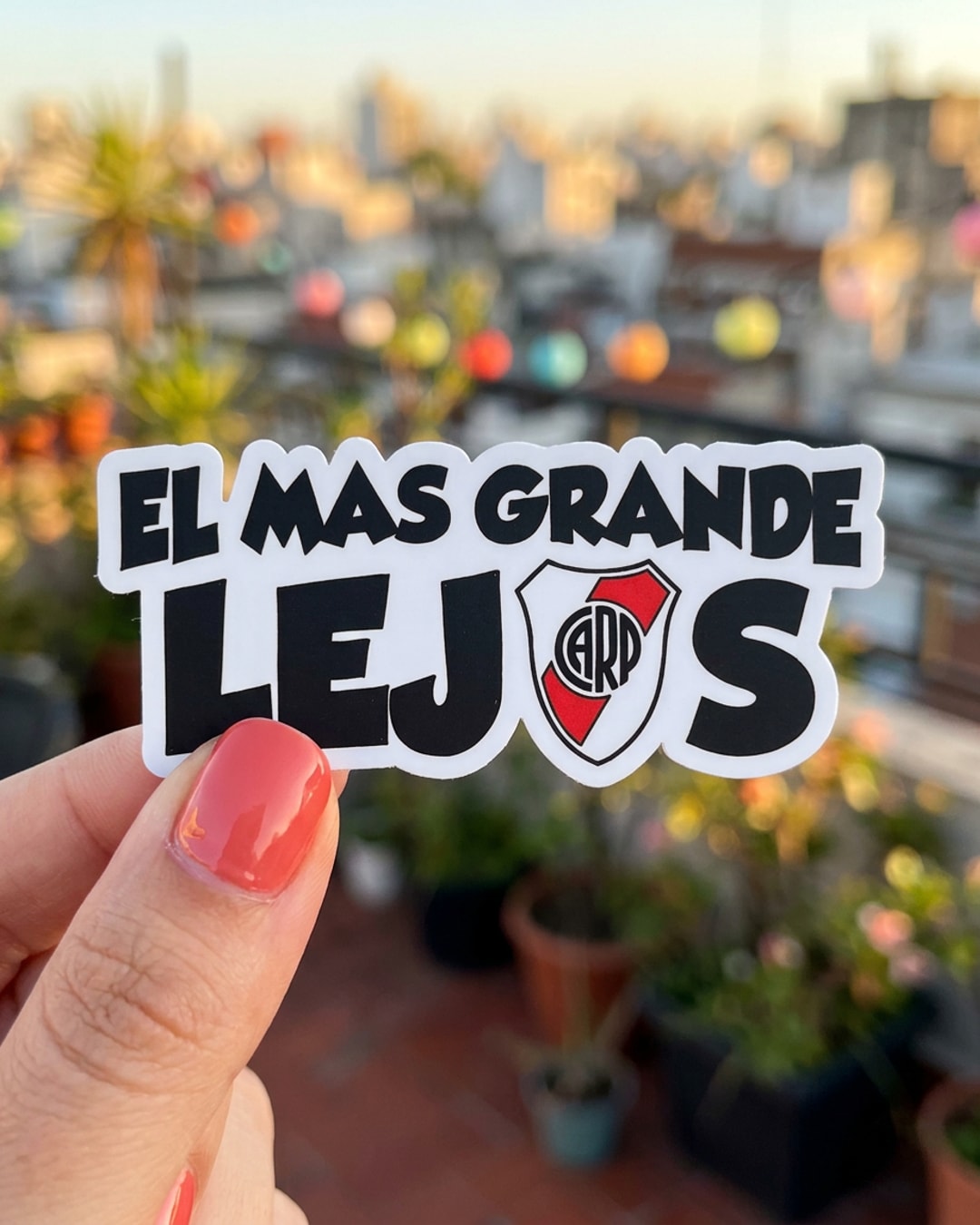 Pegatina El Más Grande Lejos Escudo River Plate sostenida en la mano, a tamaño real