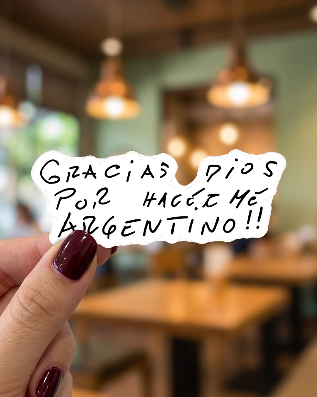 Pegatina Gracias Dios por hacerme argentino sostenida en la mano, a tamaño real