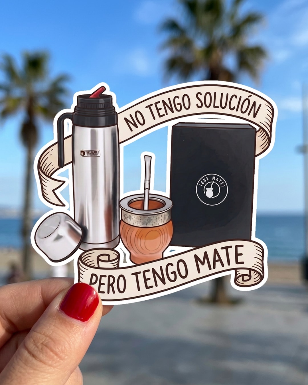 Pegatina Mate No tengo solución pero tengo mate sostenida en la mano, a tamaño real