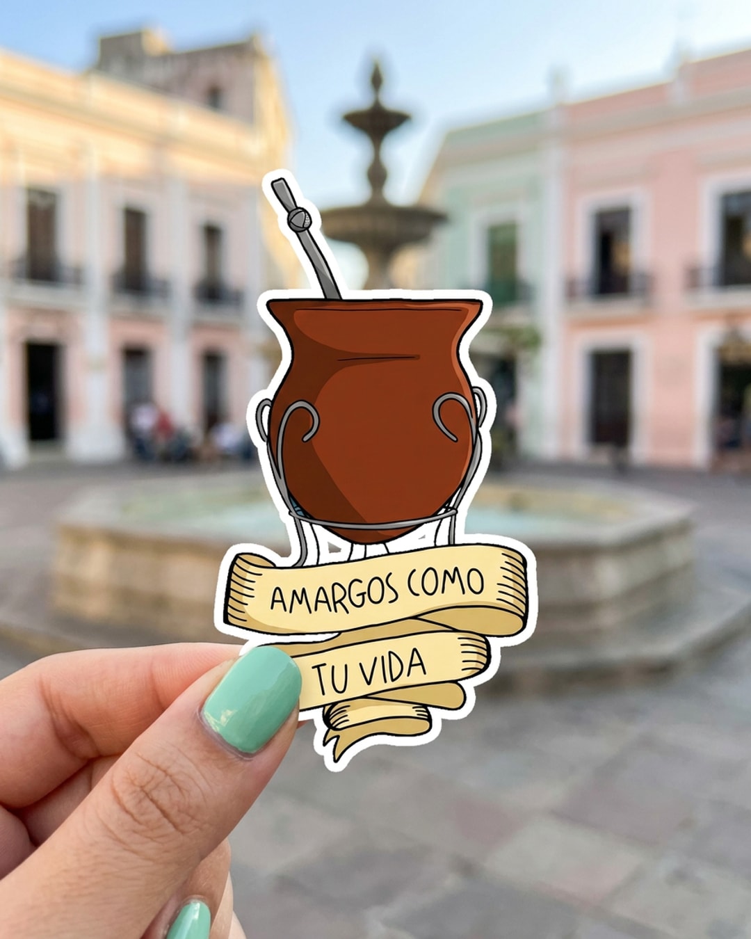 Pegatina Mate Amargos como tu vida sostenida en la mano, a tamaño real