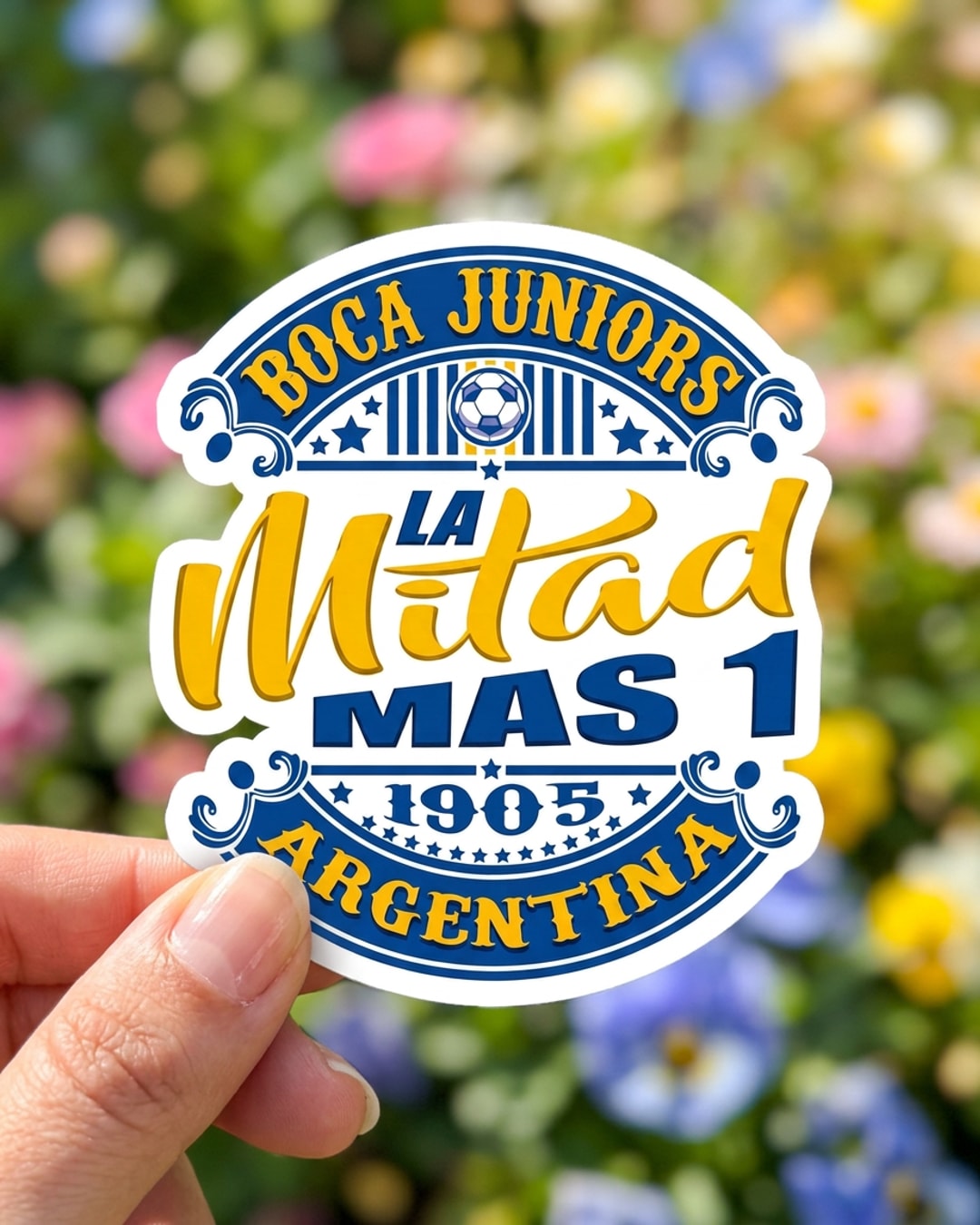 Pegatina Boca Juniors La Mitad Mas 1 sostenida en la mano, a tamaño real