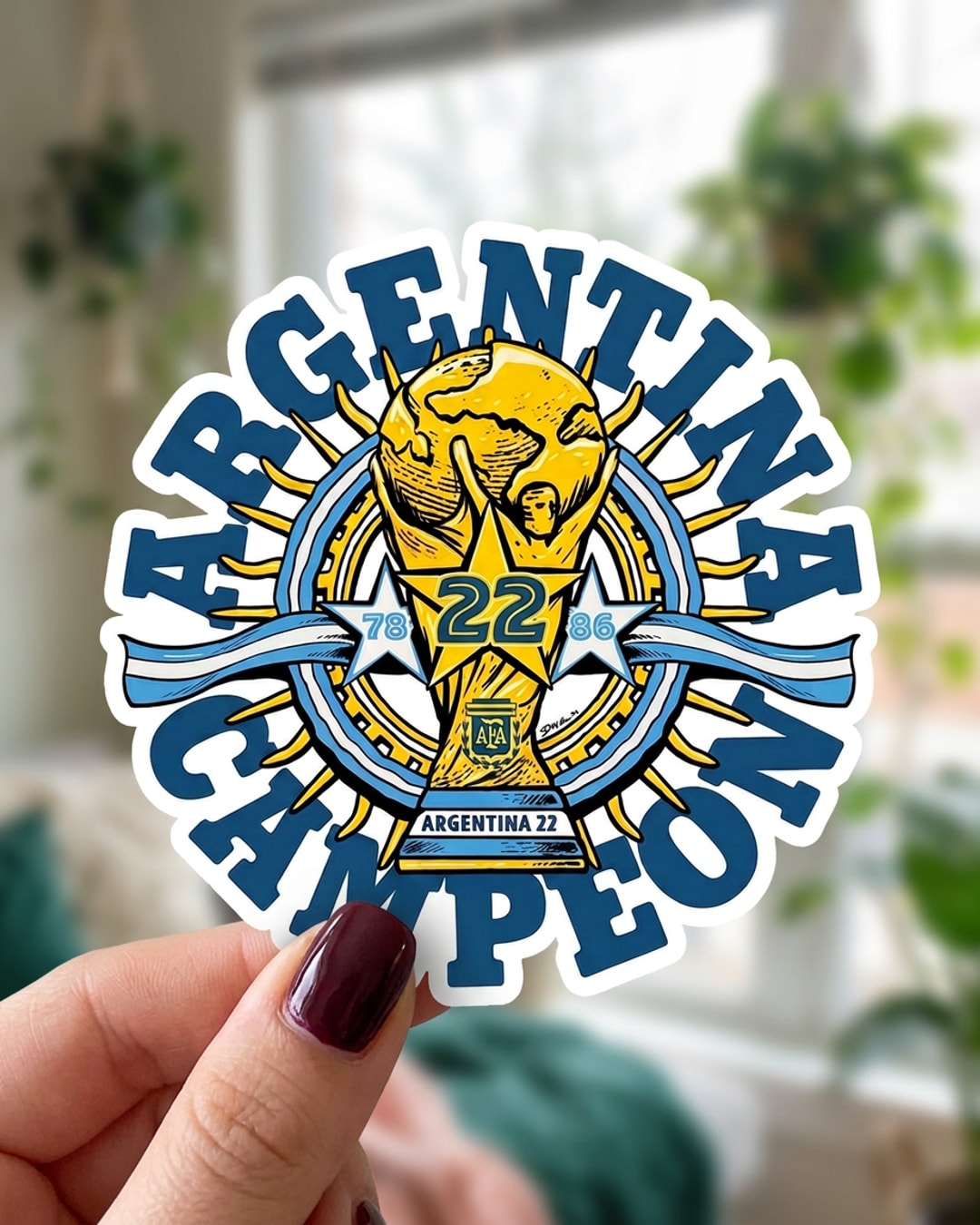 Pegatina Argentina Campeón con Copa del Mundo sostenida en la mano, a tamaño real