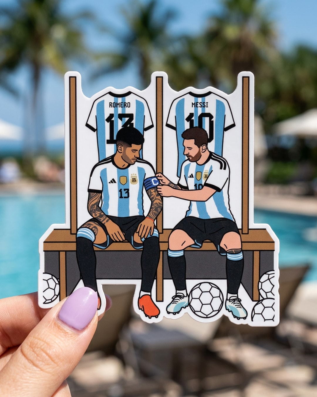 Pegatina Messi y Romero en el vestuario de Argentina sostenida en la mano, a tamaño real