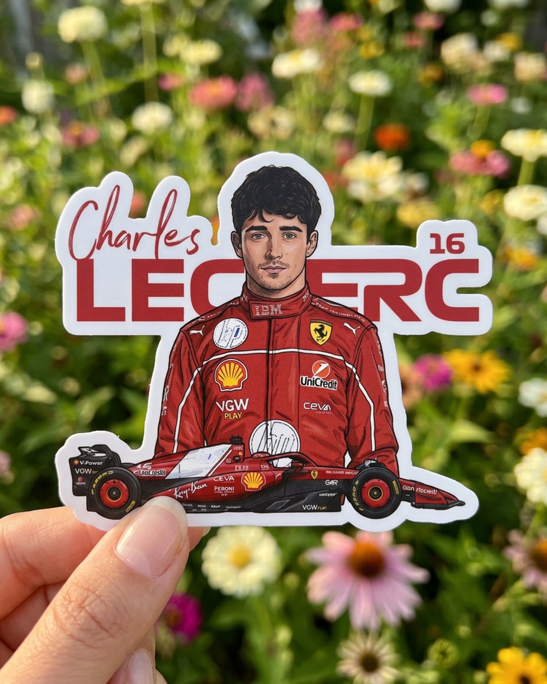 Pegatina Charles Leclerc 16 con su coche de Fórmula 1 sostenida en la mano, a tamaño real