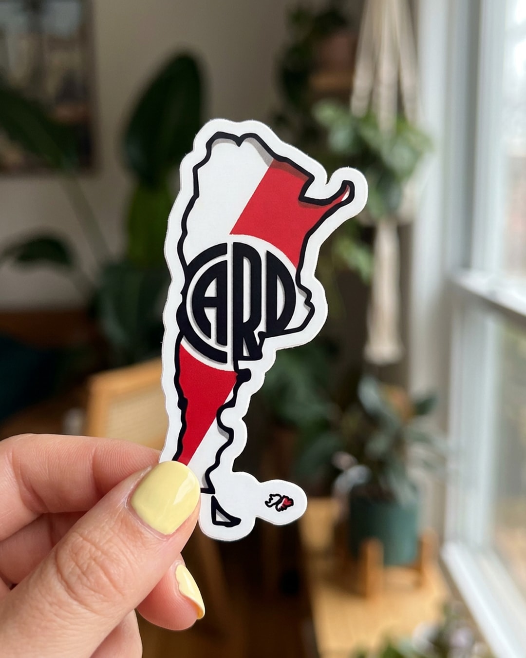 Pegatina Mapa de Argentina River Plate CARP sostenida en la mano, a tamaño real