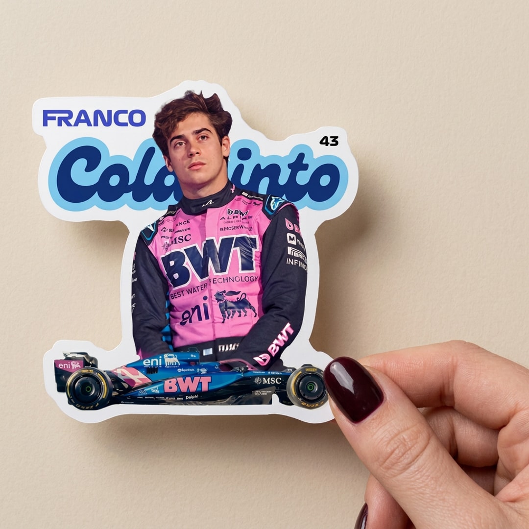 Pegatina Franco Colapinto 43 con monoplaza de F1 sostenida en la mano, a tamaño real