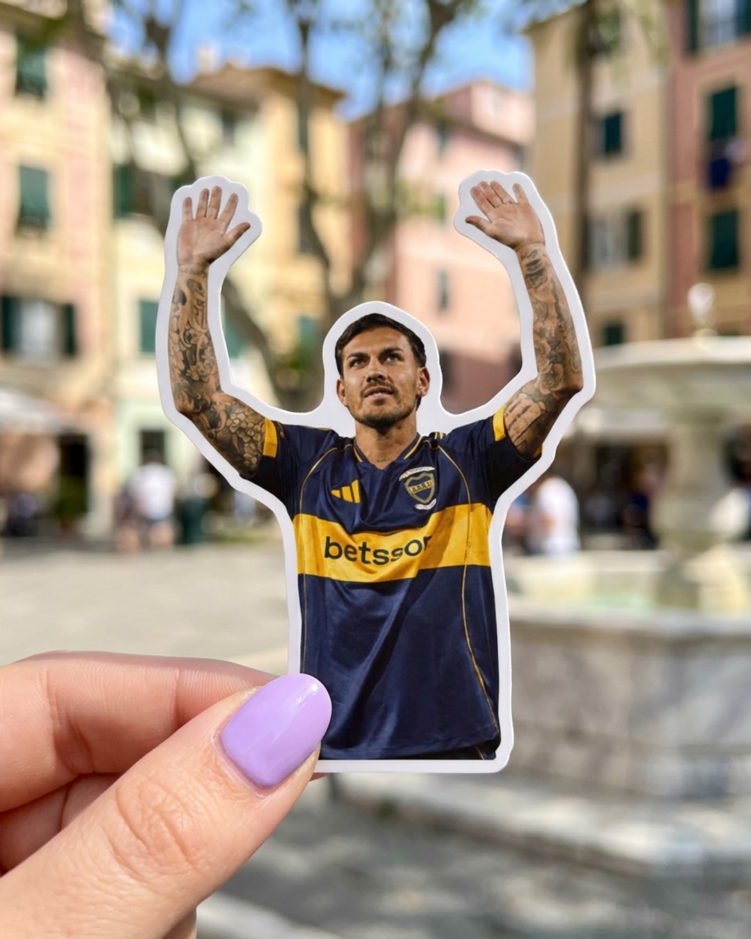 Pegatina Leandro Paredes con camiseta de Boca sostenida en la mano, a tamaño real