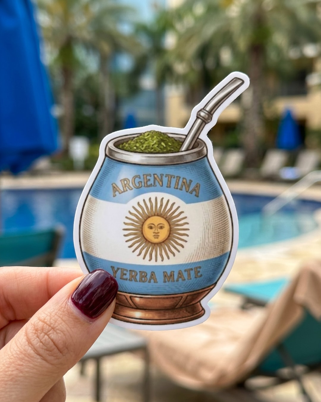 Pegatina Mate con Bandera de Argentina sostenida en la mano, a tamaño real