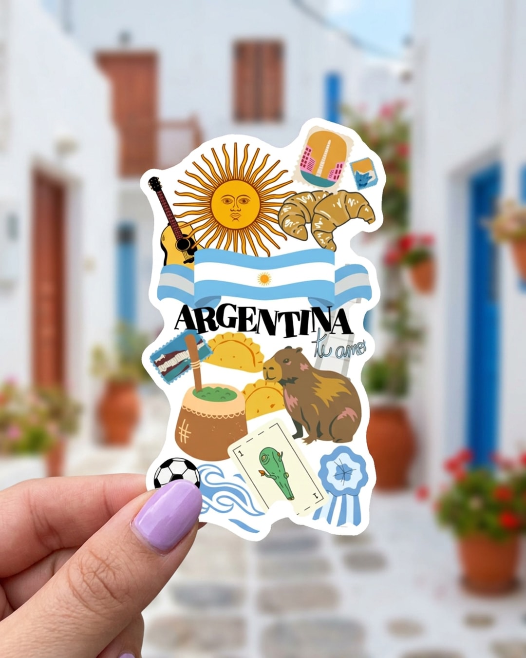 Pegatina Argentina Te Amo con Mate y Carpincho sostenida en la mano, a tamaño real