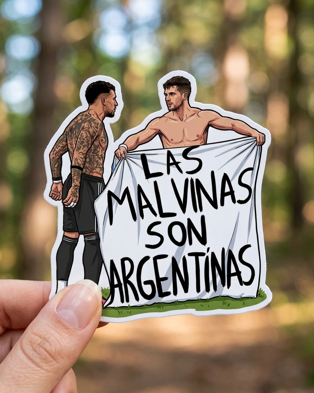 Pegatina Futbolistas Las Malvinas son Argentinas sostenida en la mano, a tamaño real