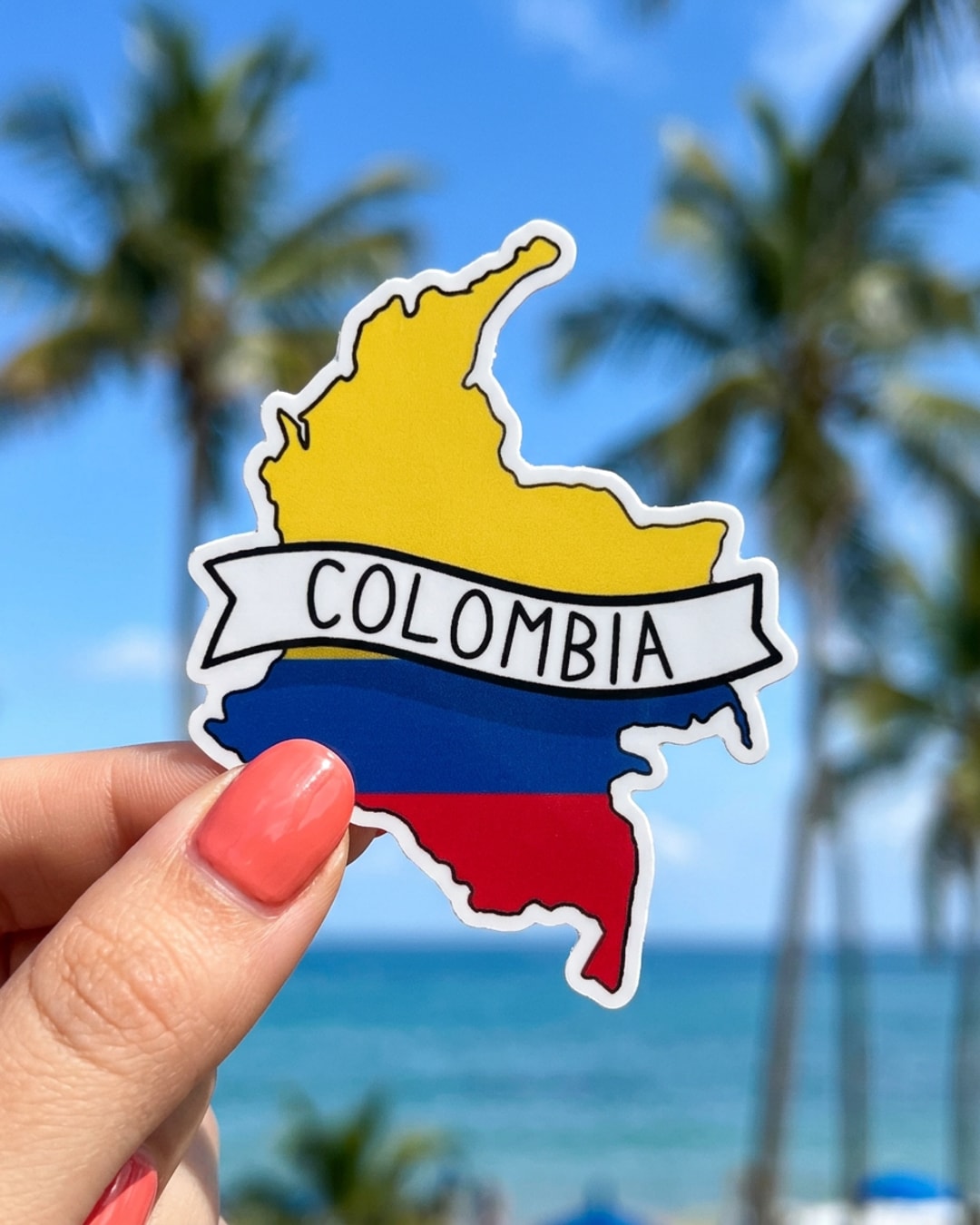 Pegatina Mapa de Colombia con la Bandera y Nombre sostenida en la mano, a tamaño real