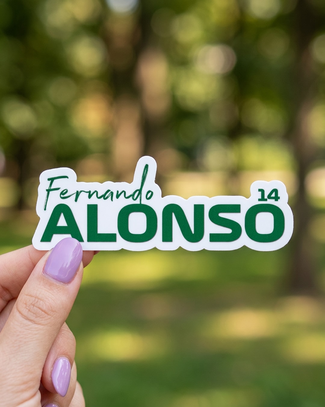 Pegatina Fernando Alonso 14 sostenida en la mano, a tamaño real