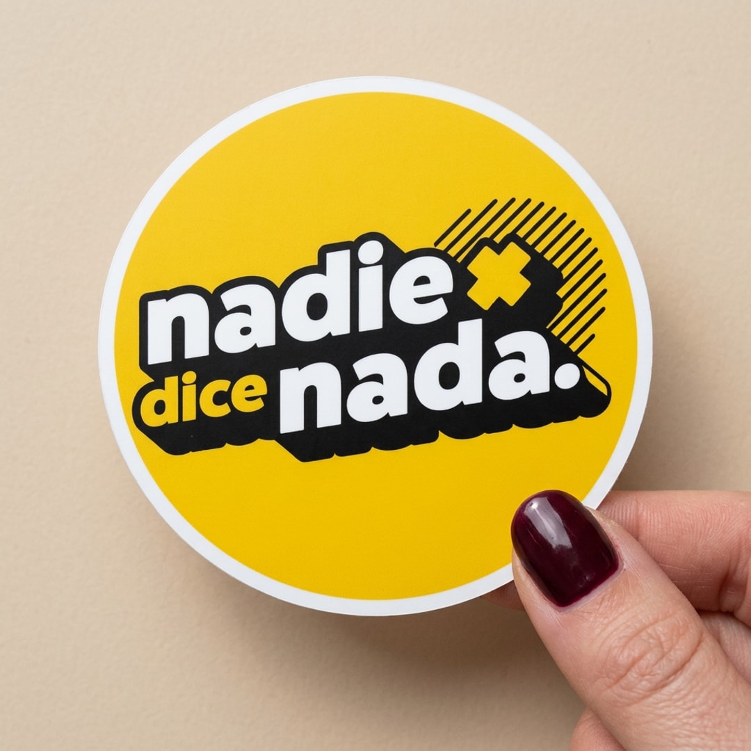 Pegatina Nadie Dice Nada de Luzu TV sostenida en la mano, a tamaño real