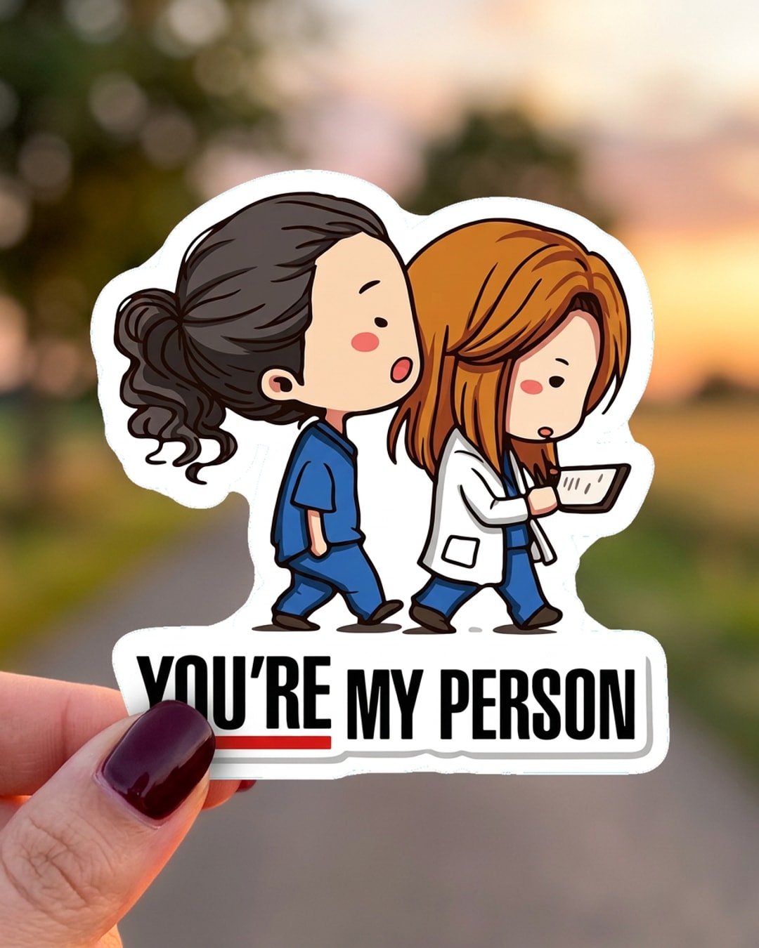 Pegatina Doctoras de Serie You're My Person sostenida en la mano, a tamaño real