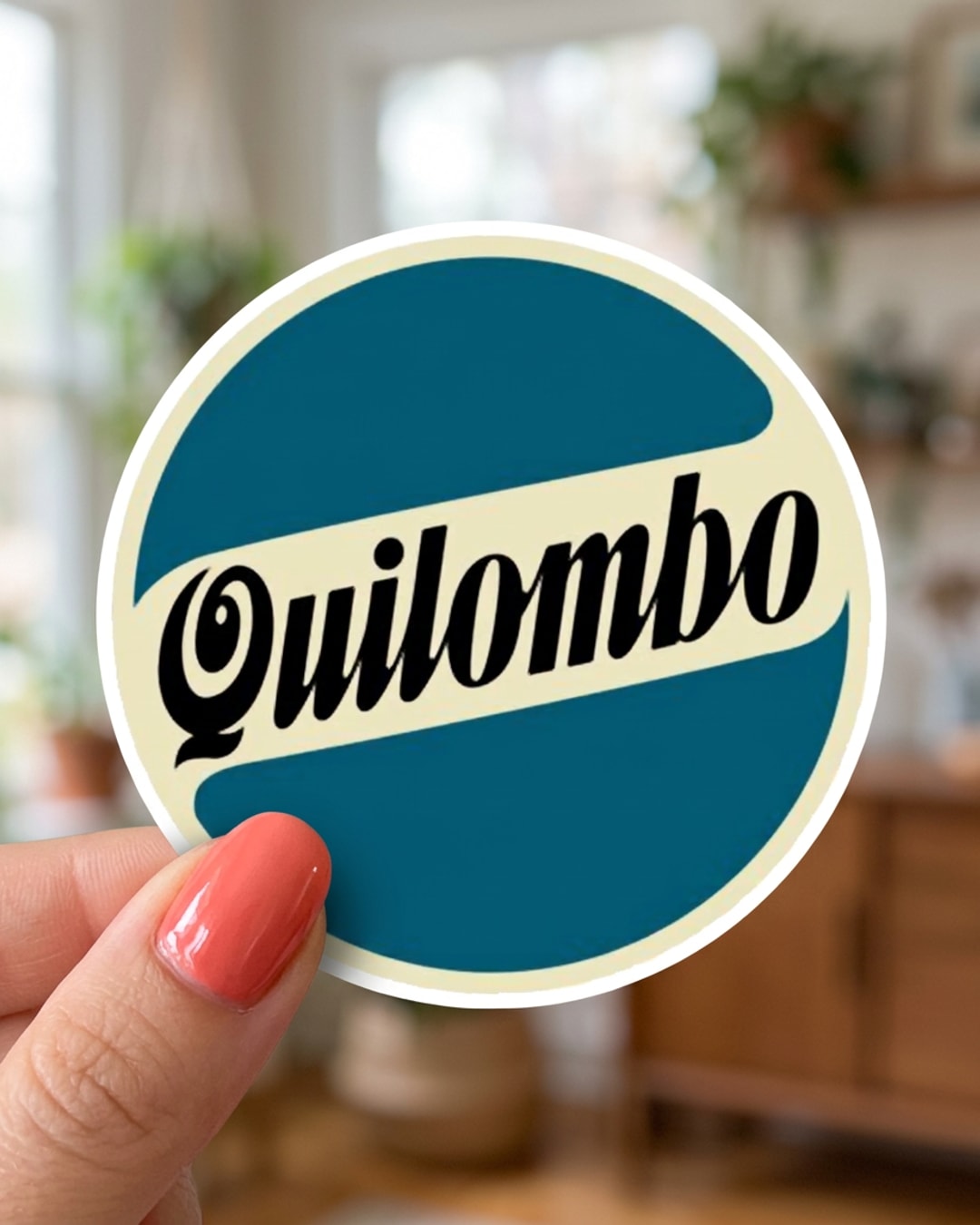 Pegatina Quilombo diseño circular retro sostenida en la mano, a tamaño real