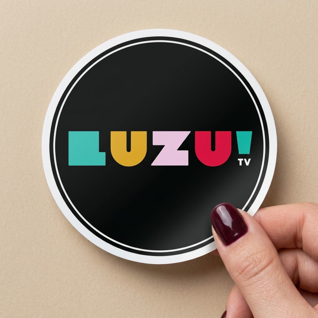 Pegatina Circular con el logo de Luzu TV sostenida en la mano, a tamaño real