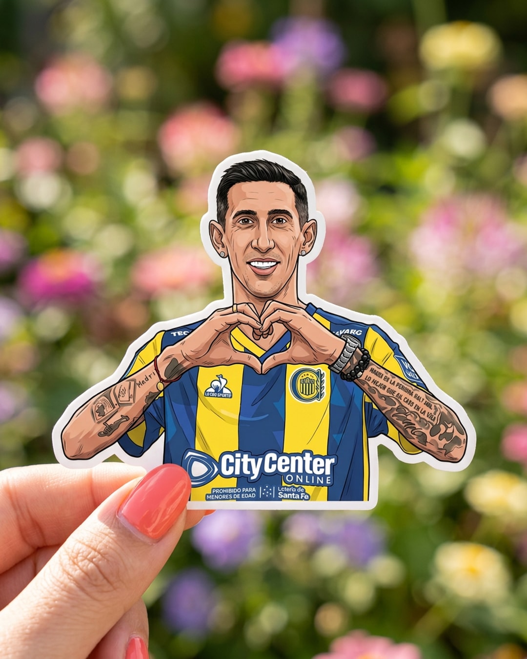 Pegatina Di María haciendo un corazón sostenida en la mano, a tamaño real