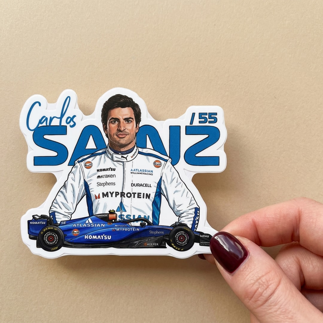 Pegatina Carlos Sainz con coche y dorsal 55 sostenida en la mano, a tamaño real